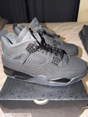 Svarta Air Jordan 4 Retro sneakers Black Cats - Air Jordan 4 ”Black cats” 2025 säljes. I nytt skick, endast tagna ur box för bilder. Köpta ifrån Sneakersnstuff när dom droppades.
