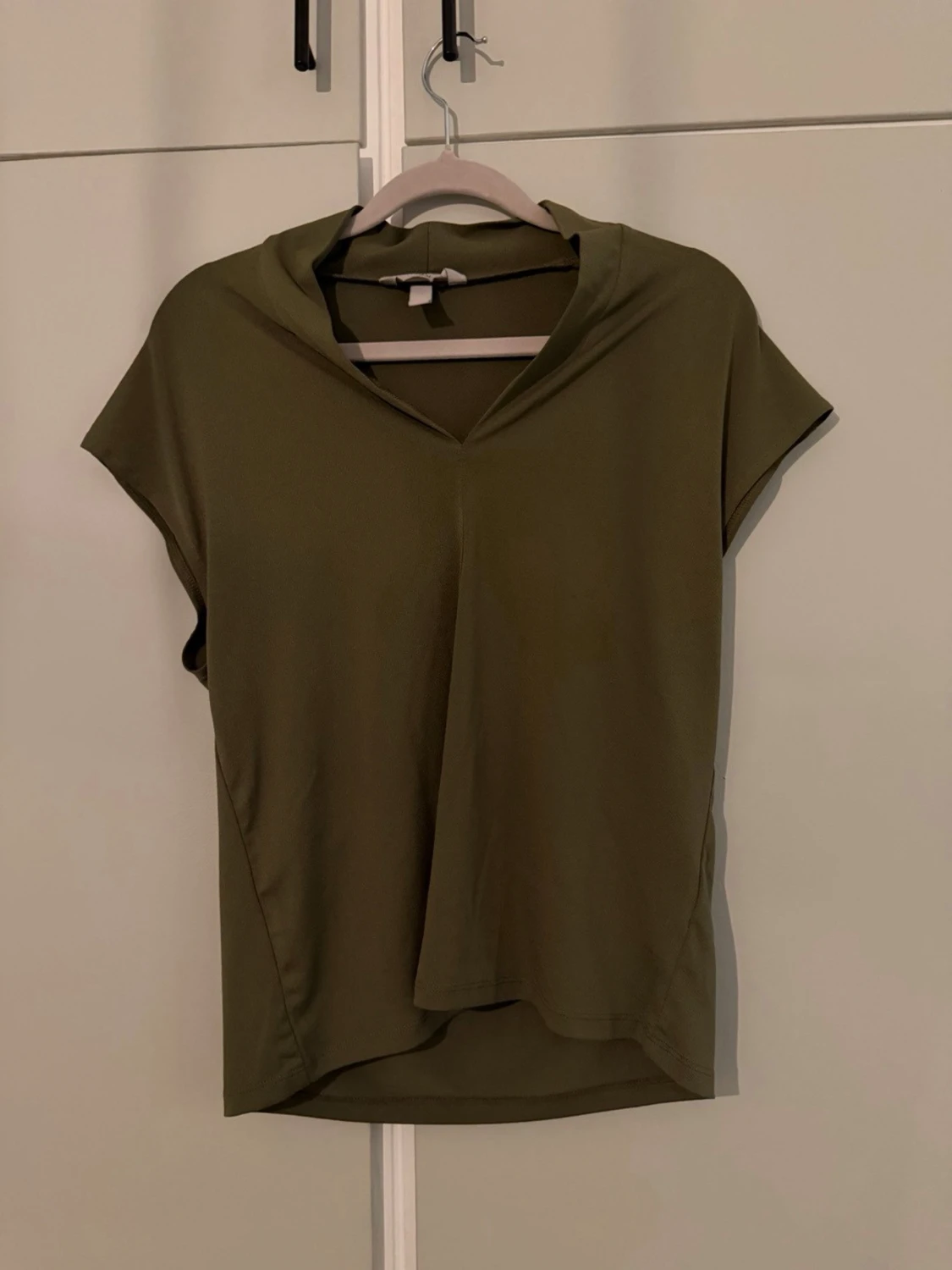 Olivgrön kortärmad topp från H&M