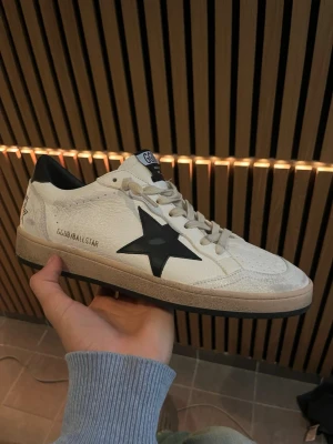 Golden goose ballstars skor - Säljer nu ett par extremt fräscha golden goose ballstars med svart stjärna. Den klassiska colorwayn. Skorna är i toppskick och allt OG tillkommer. Hör av dig vid frågor eller funderingar!🤝