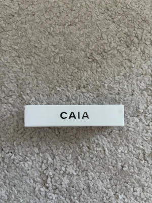 Oöppnad CAIA Clear Ögonbrynsgel - Transparent ögonbrynsgel från CAIA i färgen Clear. Kommer i en stilren vit förpackning med svart text. Perfekt för att forma och fixera brynen utan färg. Enkel att använda och ger ett naturligt resultat. Nypris: 225kr