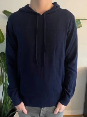 Kaschmir Hoodie - Exklusiv och stilren Hoodie i Kaschmir✨ Perfekt för vår- och sommarsäsongen. Storlek S, mycket sparsamt använd (max 3 gånger) och i utmärkt skick utan defekter. Kontakta mig gärna vid intresse eller frågor 😊