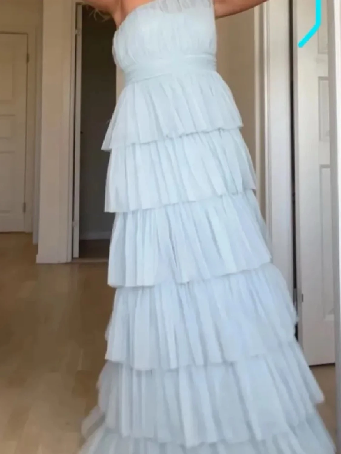 Ljusblå volangklänning oneshoulder