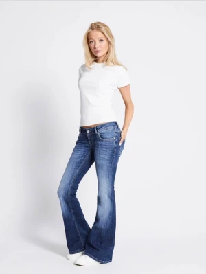 Blå bootcut jeans med utsvängda ben - Snygga blå bootcut jeans med utsvängda ben och klassisk femficksdesign. Jeansen har en mellanblå tvätt. Aldrig använda