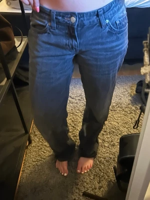 Svarta low waist jeans  - Super fina svarta low waist jeans från weekday strl 26/32 typ xs/s,I modellen arrow🩷är även ett hål i knät 