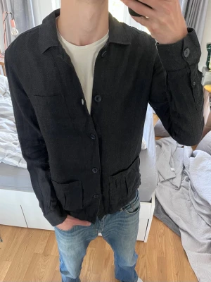 Mörkblå linneovershirt från John Henric - Snygg mörkblå overshirt i 100% linne från John Henric | Mycket fint skick✅| Storlek M |