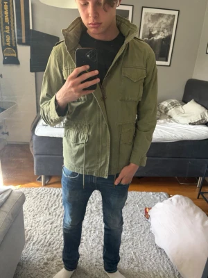 Grön Fieldjacket - Säljer nu denna gröna fieldjacket från The Gallerist, den är i nyskick och går ej att få tag i längre. Storlek XS men passar mig som bär S/M. 
