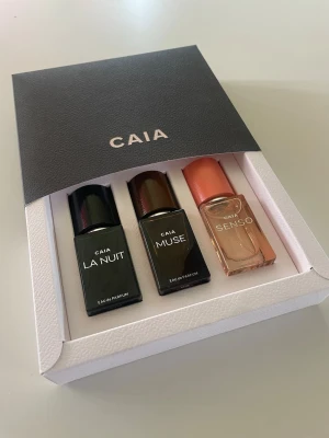 CAIA parfymset med tre dofter - Snyggt parfymset från CAIA med tre olika dofter: La Nuit, Muse och Senso. Perfekt för dig som vill testa flera parfymer från samma märke. Kommer i en presentförpackning. 15 ml flaskor! Helt nya