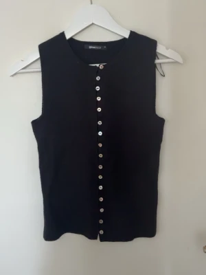 Topp - Stickad svart topp med knappar från Gina tricot storlek xs