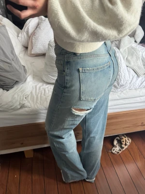Populära Zara jeans! - Säljer dessa populära Zara jeans som är helt nya med lappen kvar! Dessa tyckte jag inte passade min stil så mycket så jag kommer ej få någon användning för de tyvärr.. storlek 38 men passar mig som har 36 vanligtvis❤️