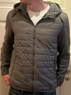 Jacka Massimo Dutti  - Snygg & skön vår/höst/sommar jacka ifrån Massimo Dutti som passar perfekt nu till våren eller sena sommar kvällar, jackan är i bra skick och passar till det mesta! Strl L men passar även M. Pm för mer frågor✌🏻😊