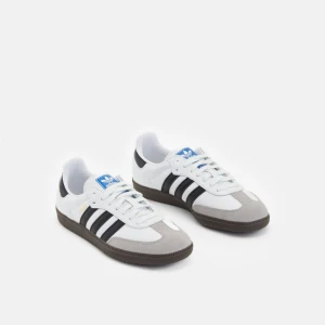 Adidas Samba OG vita och svarta sneakers - Adidas Samba OG  st 40 fråga gärna om bild. 