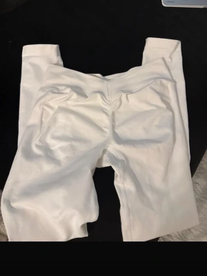 vit leggings dfyne - liknande dfyne Säljer ett par vita leggings med hög midja och stretchigt material. De är enkla och stilrena utan synliga loggor eller detaljer, perfekta för en clean look. Passar till många olika outfits och är superbekväma att ha på sig.