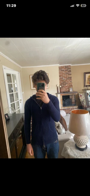 2 cashmere hoodies - Två marinblå cashmere hoodies en från Carmes och en från John Henric. Skriv för mer info. ( John Henric hoodien har krymt lite så sitter som en S nu) 