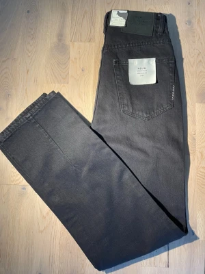 Svarta jeans från Neuw - Säljer ett par svarta jeans från Neuw. Jeansen är helt nya och aldrig använda. De är ett par jeansen som är gjort av ett bra material och som passar till alla outfits.
