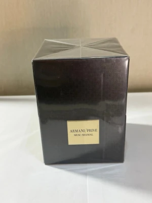 Armani/Privé Musc Shamal parfym - Lyxig parfym från Armani/Privé i doften Musc Shamal. Förpackningen är elegant och svart med en guldig etikett framtill. Kartongen har en stilren och exklusiv design, perfekt för dig som gillar exklusiva dofter.