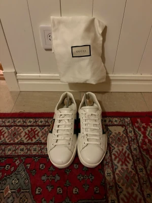 Gucci Ace Tiger  - Ett par väldigt snygga Gucci Ace Tiger 🐅i väldigt bra skick! | Storlek 41 men passar även storlek 42 | Ingår bara dustbag 🙌                                                        Skriv vid mera frågor/bilder 💬