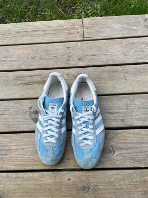 Adidas gazelle - Riktigt sköna gazelle. Storlek 44. Väldigt fint skick utöver en liten defekt på bild 7. Låda finns men den är ganska skadad så skickar me den vid önskemål.