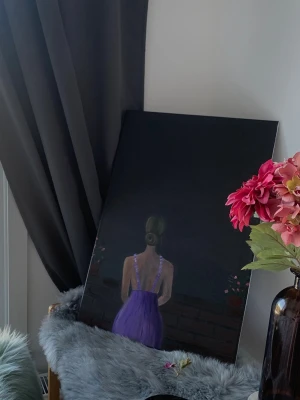 Tavla med kvinna i lila klänning - 🪻🩰💜Unik målning på duk som föreställer en kvinna med uppsatt hår i en lila klänning, sedd bakifrån. Mörk bakgrund med detaljer av blommor vid sidorna. Perfekt som personlig inredningsdetalj.