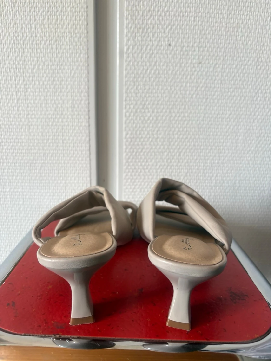 Beige slip-in pumps från Alley - 5