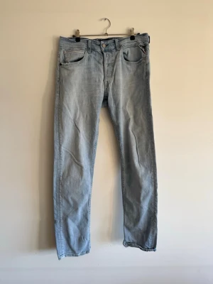 Replay Jeans - Grover W33 - Replay Grover 573 Bio – straight fit i ljusgrå denim, W33/L32. Klassisk silhuett, neutral färg som funkar till det mesta. Köpt secondhand utan kvitto. Skick 