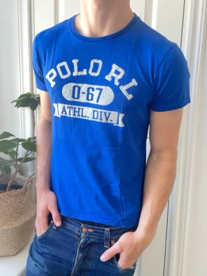 Polo RL tröja  - Polo RL tröja - liten på modellen. Inga defekter! Modellen i bilderna är 180 cm 75 kg och bär Storlek M passar S / Xs  , Kom med frågor! 🌟 (Kan gå ned i pris vid köp av paket 😉) 
