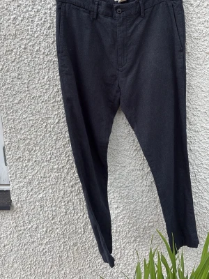 Svarta jeans från H&M L.O.G.G. - Säljer ett par svarta jeans från H&M L.O.G.G. i rak modell. Jeansen har klassisk femficksdesign, bälteshällor och stängs med knapp och dragkedja. Perfekta till en avslappnad stil och funkar året runt.
