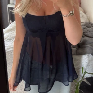 Victoria Secret nattline - Jättegulligt Victoria Secret linne som egentligen är lingarie eller nattlinne men kan användas som vanligt linne❤️hör av dig vid frågor