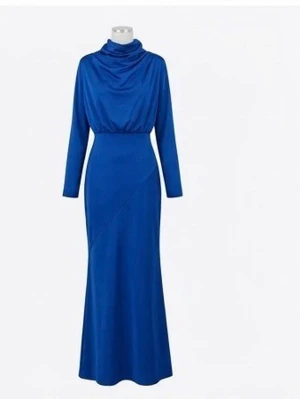 Blå långklänning med polokrage - Elegant blå långklänning med lång ärm och hög polokrage. Klänningen har en figurnära passform med markerad midja och ett mjukt, glansigt material som ger en lyxig känsla. Perfekt för dig som vill sticka ut med stilren look.
