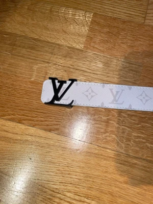 Vit bälte  - säljer vit bälte.