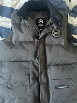 Canada goose väst - Säljer nu min Canada goose väst för att jag har ingen nytta för den och använder den riktigt inte. Den är fake men håller dig fortfarande varm. Jag har råkat fått lite färg på dragkedjan men det syns inte.   MÖTS BARA UPP I GÖTEBORG ‼️