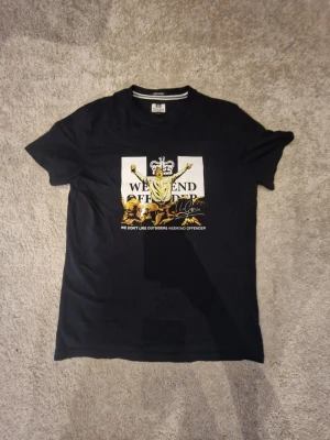 Weekend Offender t-shirt - Svart t-shirt från Weekend Offender. Nästan aldrig använd. Riktigt snygg. Pris kan diskuteras vid snabb affär!