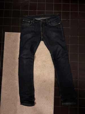 Nudie jeans snygga - Riktigt snygga nudie jeans i dry raw denim som redan fått fades! Riktigt stilrena jeans som vem som hällst kan ha☺️ riktigt bra pris för ett par raw denim som har fått fades!😆 kom dm för fler frågår och information såklart!