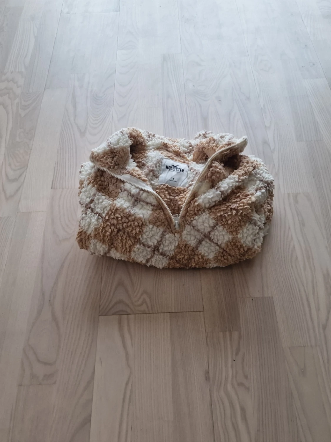 Beige och vit teddytröja från Hollister - 2