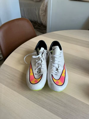 Nike mercurial - Mycket bra skick. Lite smutsiga på tårna