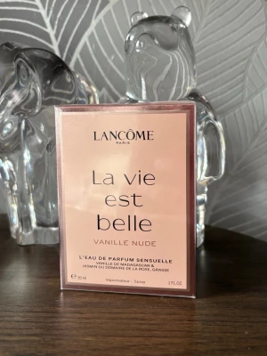 Lancôme La Vie Est Belle Vanille Nude - Lancôme La Vie Est Belle Vanille Nude 30ml, köpt på Lyko för 900kr, säljs då jag fick samma i större variant i födelsedagspresent, helt oanvänd 💙