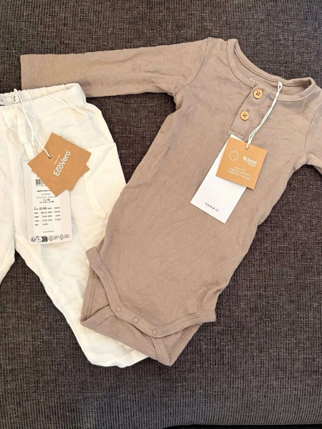 Beige body och vita byxor från Name It
