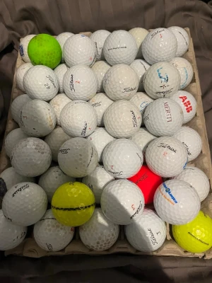 50 st titleist mix bollar (ej tvättade) - De flesta är vita, vissa gula och enstaka röda. Det är allt från PRO V1:or till NXT TOUR. 