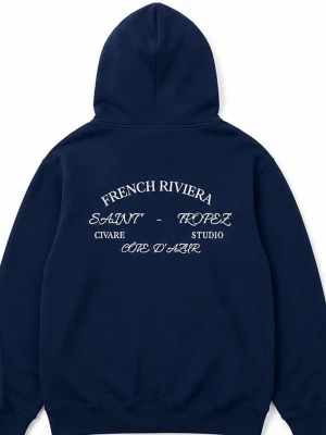 Mörkblå hoodie från Civare Studio - Mörkblå hoodie med vit brodyr på bröstet och stor text på ryggen. Klassisk känguruficka framtill, dragsko i huvan och ribbade muddar. Materialet är mjukt och skönt, perfekt för en chill och stilren look.