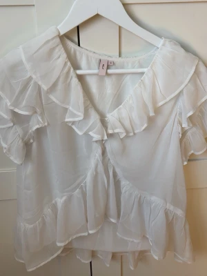 Vit volangblus från Gina Tricot - Söt vit blus från Nelly i stl 36.