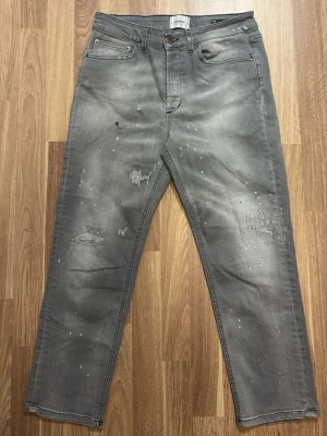 Grå Dondup jeans - Vi säljer ett par dondup jeans med feta slitningar och en snygg tvätt. Pris går att diskuteras 😁