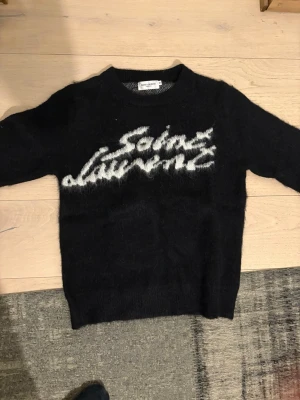 Saint laurent sweatshirt  - Använd endast 2 gånger.  Storlek M  Skriv gärna vid frågor eller intresse :)