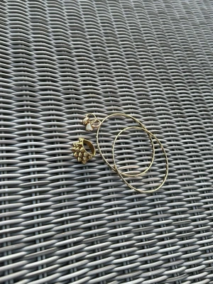 Ett helt sätt med smycken -  Säljer sätt . Det är två tunna armband med diamanter. En Edblads-ring och ett par örhängen med hjärtan som hänger ner ringen är i storlek medium