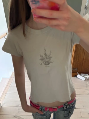 T-shirt - Supersnygg ribbad t-shirt med tryck!