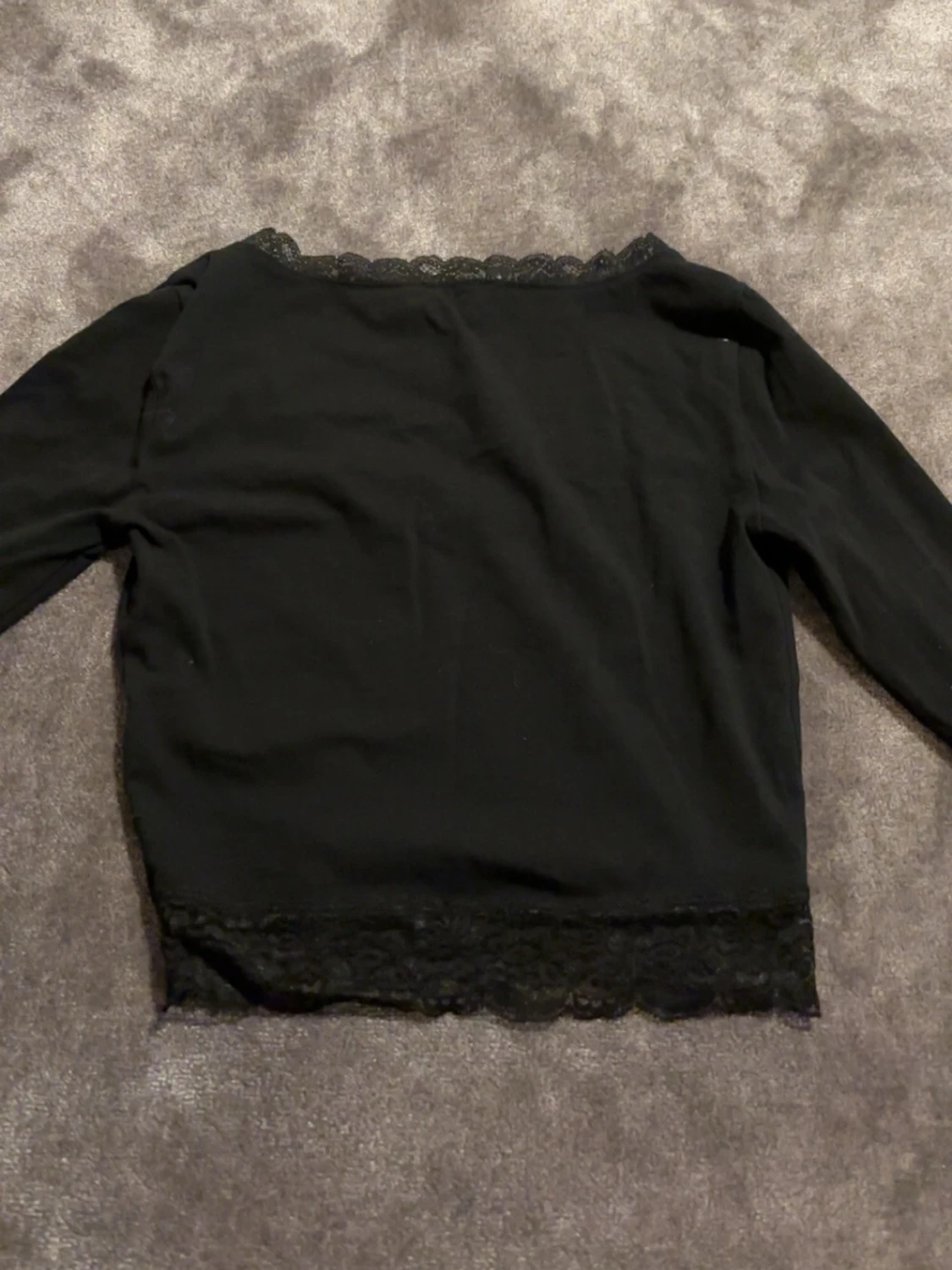 Svart topp med spetsdetaljer - 1
