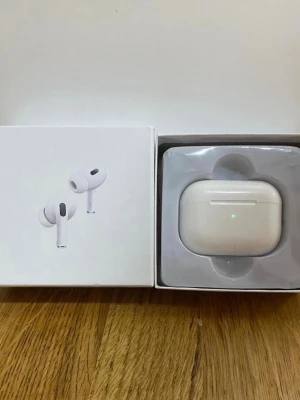 Apple AirPods Pro trådlösa hörlurar - Säljer ett par vita Apple AirPods Pro med laddningsetui. Hörlurarna har in-ear design med silikonproppar och levereras med originalförpackning och laddningskabel. Perfekta för dig som vill ha brusreducering och smidig anslutning till iPhone.