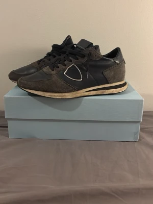 Blå Philippe model trainers -  Några väldigt fina blåa Philippe modell trainers i väldigt bra skick. Bara lite användning men ser fortfarande nya ut. Funkar perfekt till både sommarn och vintern! Priset är inte hugget i sten 🪨 ställ alla frågor som finns, kan gå ner i priset 🔥 