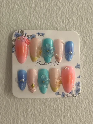 Press on naglar - Handgjorda press on naglar till sommaren 🌸🤍