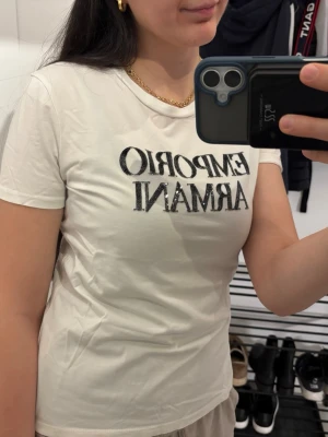 Vit Emporio Armani t-shirt - T-shirt från Emporio Armani. Knappt använd, ser ny och fräsch ut. Inte en enda fläck eller skavank. Storlek S, köpt från Zalando.