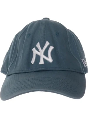 Mörkblå New Era Yankees keps - Snygg mörkblå keps från New Era med klassiskt New York Yankees-logga broderad i vitt framtill. Kepsen har böjd skärm och ventilationshål för extra komfort. Tillverkad i bomullstyg och har New Era-logga på sidan.
