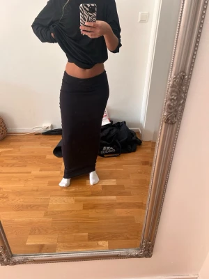 Maxi Kjol  - Lite sliten längst ner men syns knappt när den är på och säker enkelt att sy igen